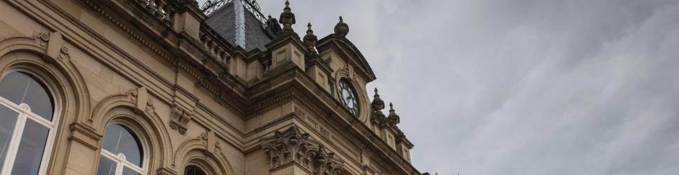 English Courthouse Exterior Photo